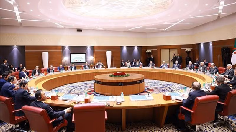 vna-potal-thu-tuong-pham-minh-chinh-hoi-dam-voi-thu-tuong-algeria-sifi-ghrieb-stand-1.jpg