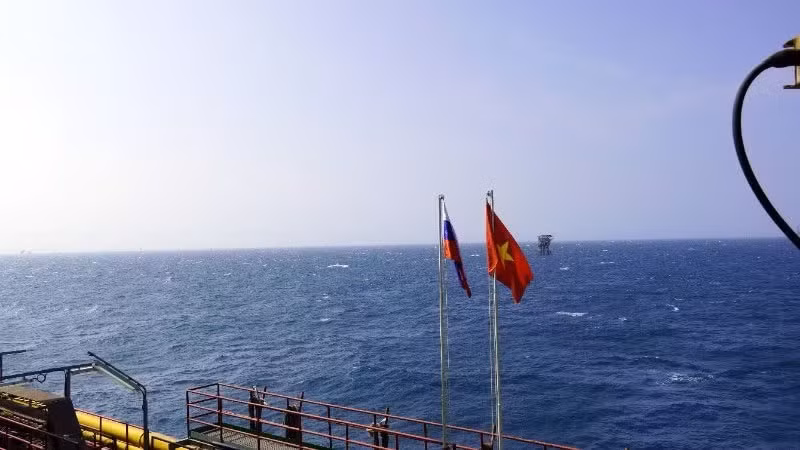 Флаги Вьетнама и России вывешены на морской нефтегазовой платформе компании «Вьетсовпетро» в Вунгтау.