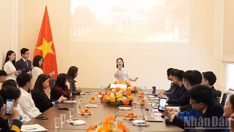 Художественный номер в честь конференции. Фото: Суан Хынг