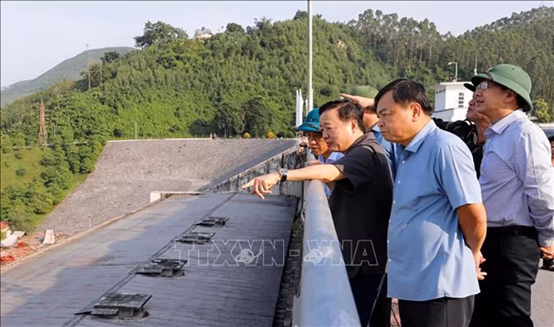 vna-potal-pho-thu-tuong-tran-hong-ha-lam-viec-tai-lao-cai-ve-ung-pho-voi-con-bao-so-11-stand-1.jpg