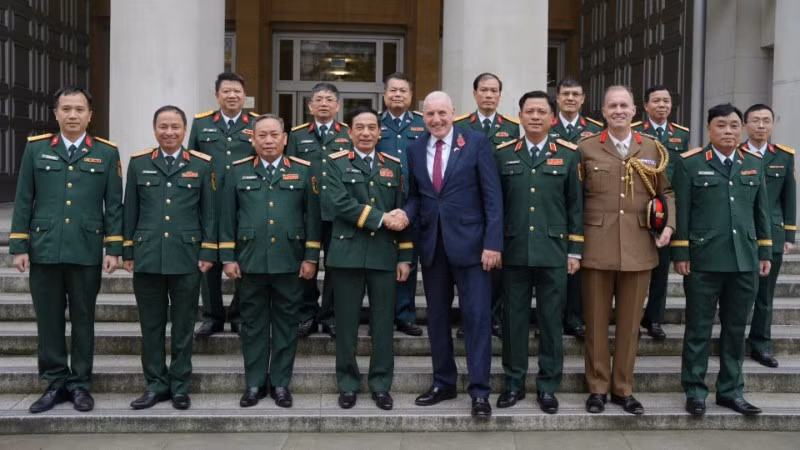 Генерал армии Фан Ван Зянг, государственный министр Вернон Коакер и делегаты двух стран.