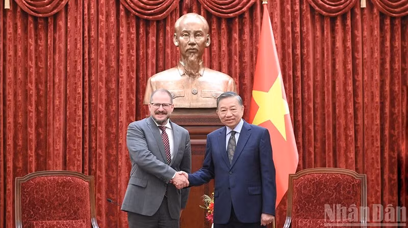 Генеральный секретарь ЦК КПВ, Президент Вьетнама То Лам (справа) принимает Председателя, исполнительного генерального директора корпорации Qualcomm (США) Криштиано Амона. Фото: Данг Кхоа