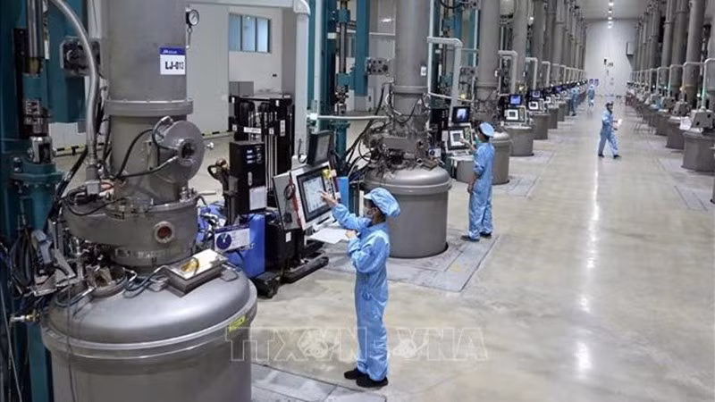 Производственная линия материалов для солнечных батарей на предприятии JA Solar Vietnam Co., Ltd., инвестированном Гонконгом (Китай), расположенном в промышленном парке Куангчау провинции Бакнинь. Фото: ВИА