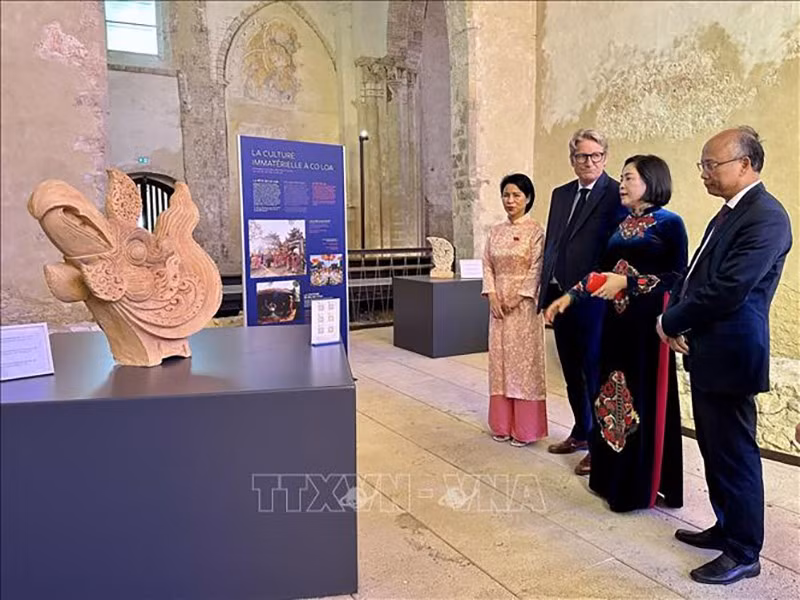 vna-potal-pho-chu-tich-quoc-hoi-nguyen-thi-thanh-tham-khong-gian-ho-chi-minh-va-trien-lam-di-san-hoang-thanh-va-co-loa-tai-phap-stand.jpg
