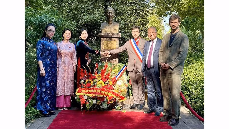 Делегаты фотографируются на память у памятника Президента Хо Ши Мина. Фото: ВИА