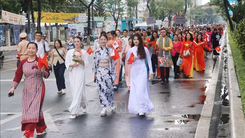 Участники программы проходят по проспекту Хоабинь. Фото: ВИА