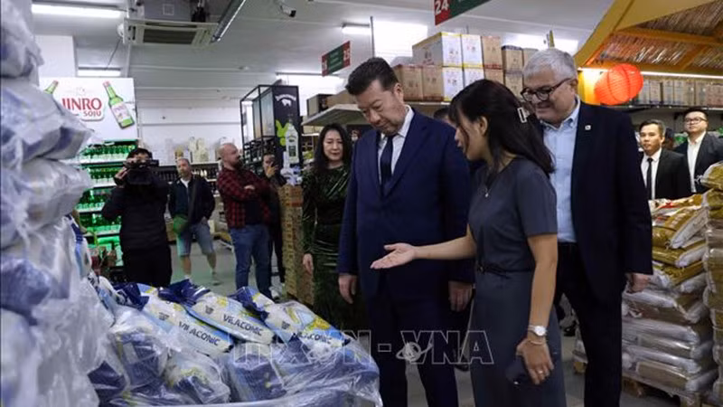 Председатель Палаты депутатов Томио Окамура посещает супермаркет Tamda Foods в торговом центре «Шапа». Фото: ВИА