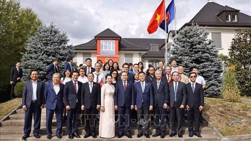 vna-potal-chu-tich-quoc-hoi-gap-go-cong-dong-nguoi-viet-nam-tai-thuy-si-stand.jpg