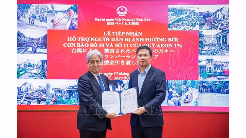 Председатель фонда клуба Aeon 1% Ватанабэ Хироюки вручает Послу Фам Куанг Хиеу финансовую помощь в размере 50 000 долларов США в поддержку вьетнамцев, пострадавших от тайфунов №10 и №11. Фото: ВИА