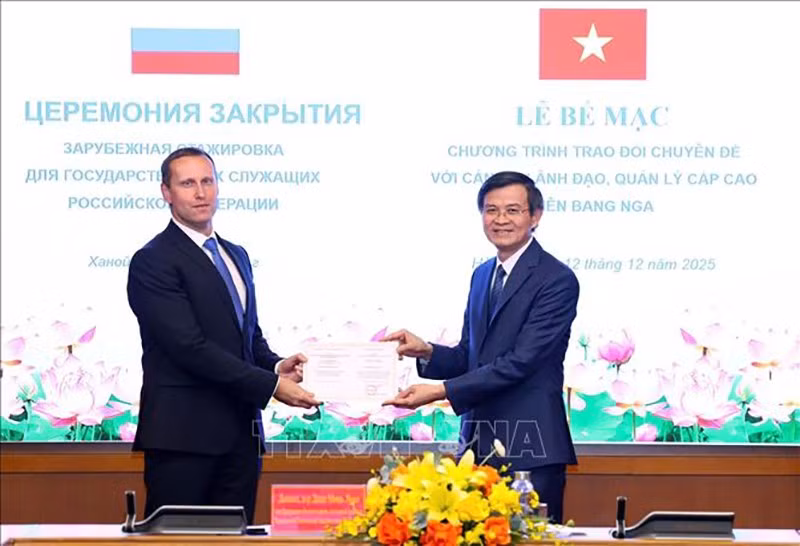 vna-potal-be-mac-chuong-trinh-boi-duong-chuyen-de-voi-cong-chuc-cao-cap-cua-lb-nga-stand.jpg
