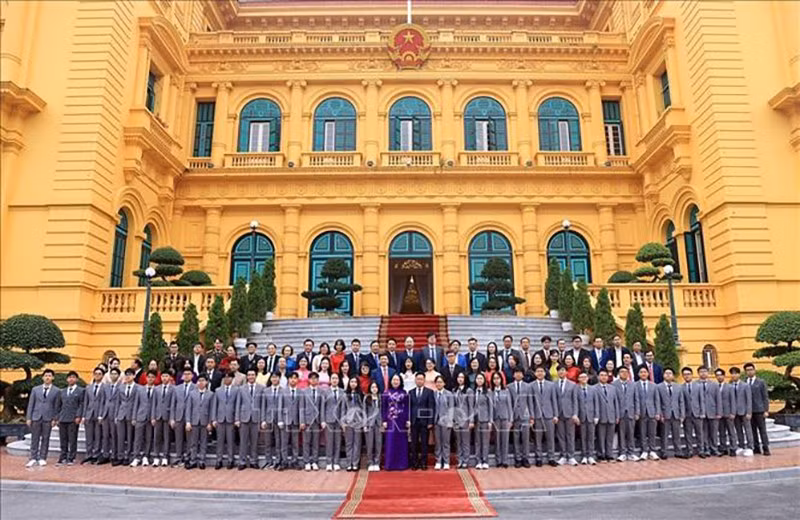 vna-potal-pho-chu-tich-nuoc-trao-huan-chuong-lao-dong-cho-cac-hoc-sinh-doat-giai-olympic-va-khoa-hoc-ky-thuat-quoc-te-nam-2025-stand-3.jpg