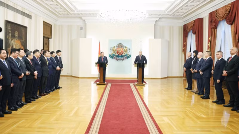 vna-potal-tong-bi-thu-to-lam-va-tong-thong-bulgaria-gap-go-bao-chi-8357652.jpg