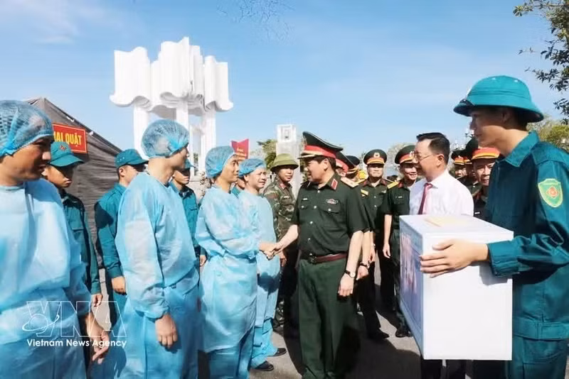 Генерал-лейтенант Нгуен Дык Хунг, член Центральной военной комиссии, секретарь партийного комитета 3-го военного округа и политический комиссар 3-го военного округа, посещает и поддерживает военнослужащих, проводящих эксгумацию останков павших военнослужащих и отбор образцов ДНК на кладбище павших героев Монгкай в районе Монгкай-3 провинции Куангнинь. Фото: ВИА
