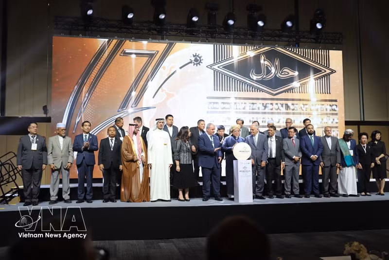 Посол Фам Вьет Хунг (третий слева) на церемонии открытия выставки Grand Halal Bangkok 2026. Фото: ВИА