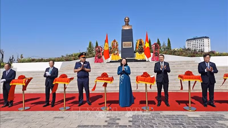 Вице-президент Во Тхи Ань Суан и делегаты разрезают ленту в знак открытия памятника Президенту Хо Ши Мину. Фото: ВИА