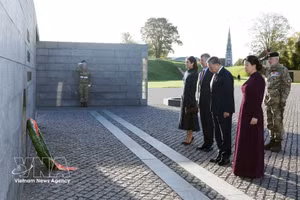 Генеральный секретарь ЦК КПВ, Президент Вьетнама То Лам и его супруга Нго Фыонг Ли вместе с Королем Дании Фредериком X и Королевой Мэри возлагают цветы к Мемориалу участников международных миссий Дании с 1948 года, расположенному на территории крепости Кастеллет в Копенгагене. (Фото: ВИА)