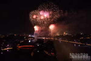 Фейерверк в Ханое по случаю Национального праздника. (Фото: Чан Хай)