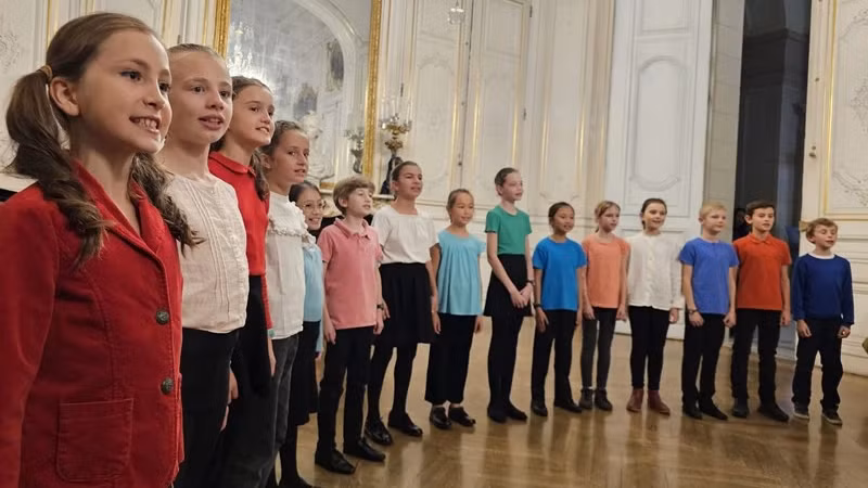 Французские и вьетнамские дети исполняют вьетнамские песни.