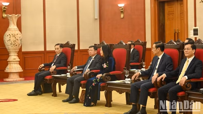 Вьетнамская делегация на приеме. Вьетнамская делегация на приеме.