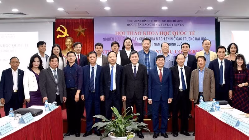 Участники конференции фотографируются на память. 
