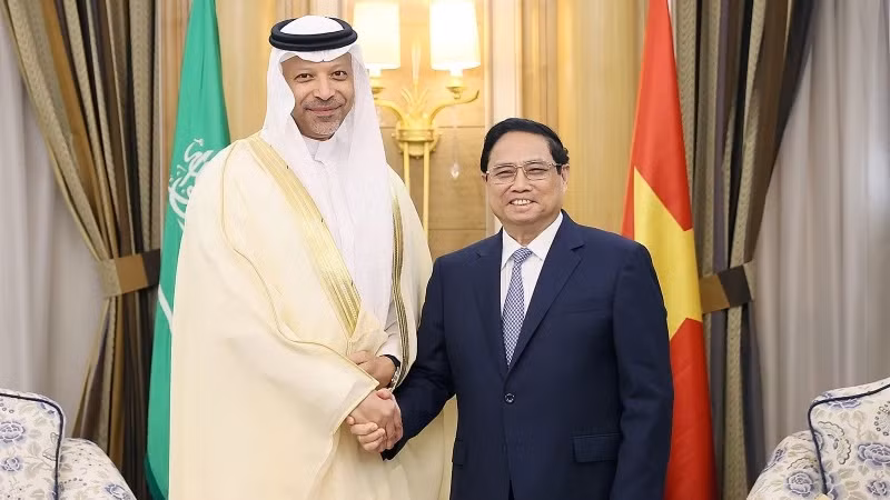 Премьер-министр Фам Минь Тьинь и исполнительный вице-президент Aramco Ясир М. Муфти. Фото: Зыонг Жанг