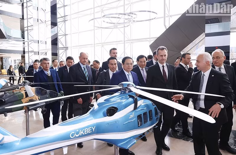 Премьер-министр Фам Минь Тьинь посещает корпорацию «Turkish Aerospace Industries».