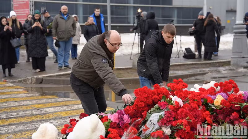 Память жертв теракта в «Крокус сити холле» почтили местные жители и международные друзья. Фото: Суан Хынг