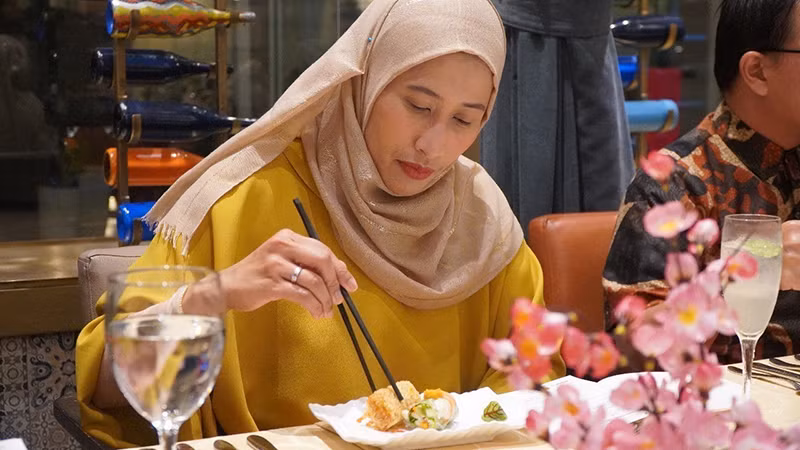 Гостья пробует вьетнамские блюда в отеле JW Marriott Jakarta. Фото: ВИА