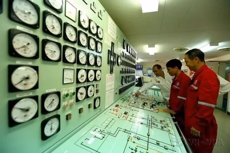  Российские и вьетнамские специалисты на пункте управления перекачкой нефти «Вьетсовпетро». Фото: ВИA
