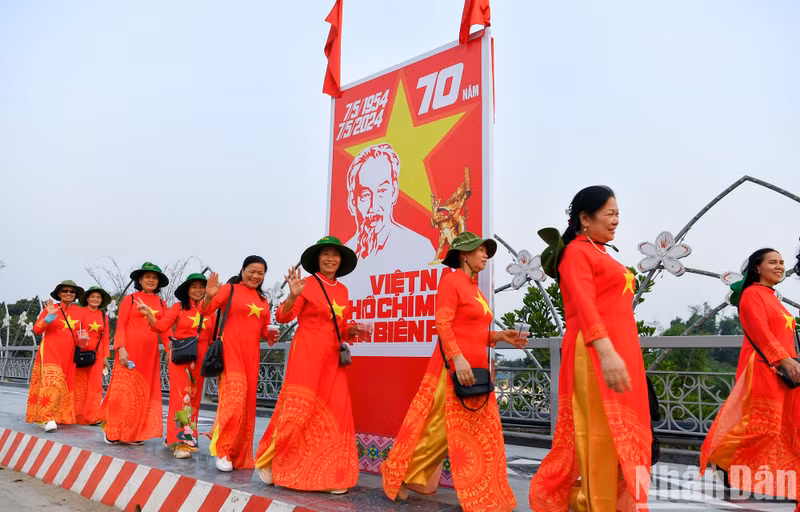 Радостные лицы местных жителей и туристов в дни, предшествующие празднованию 70-летию победы в битве при Дьенбьенфу. Радостные лицы местных жителей и туристов в дни, предшествующие празднованию 70-летию победы в битве при Дьенбьенфу.
