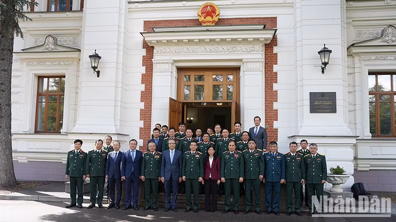 Генерал армии Фан Ван Жанг и делегация фотографируются с сотрудниками Посольства Вьетнама в России. Фото: Суан Хынг