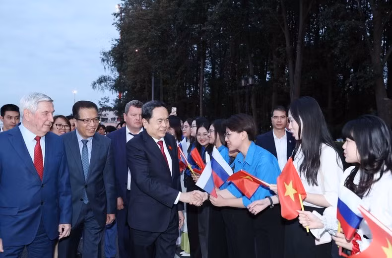Вьетнамская молодежь провожает Председателя НС Чан Тхань Ман в аэропорту.