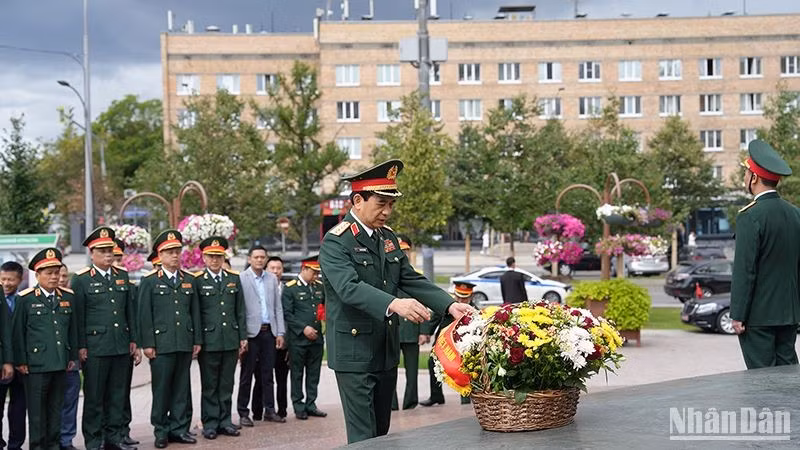 Генерал армии Фан Ван Жанг возлагает цветы к памятнику Президенту Хо Ши Мину. Фото: Суан Хынг