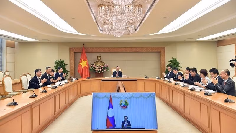 Вице-премьер, Министр иностранных дел Буй Тхань Шон проводит телефонный разговор с Вице-премьером, Министром иностранных дел Лаоса Салымсаем Коммаситом.