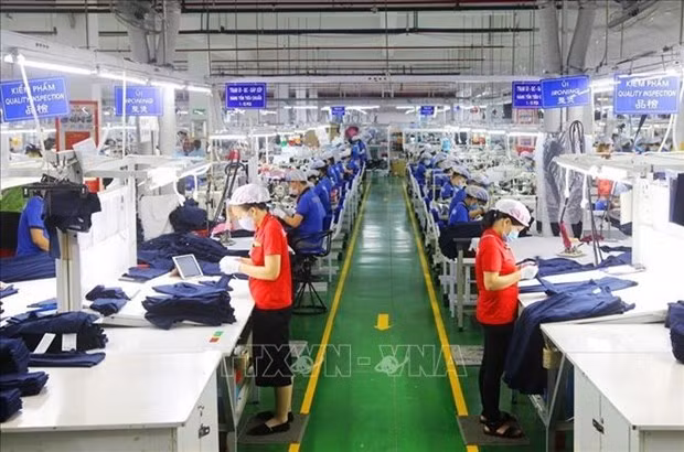 Рабочие компании Apparel Far Eastern (Vietnam) во вьетнамско-сингапурском промышленном парке, город Тхуанан, провинция Биньзыонг. (Фото: ВИА)