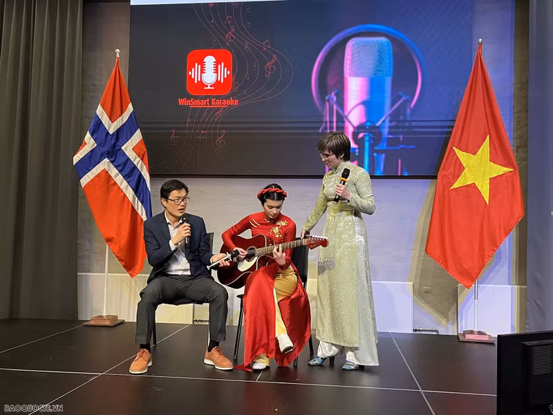 Художественный номер в рамках мероприятия в Норвегии. Фото: baoquocte.vn Художественный номер в рамках мероприятия в Норвегии. Фото: baoquocte.vn