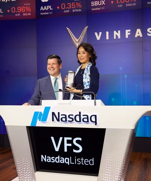 Глобальный генеральный директор VinFast Ле Тхи Тху Тхюи получает памятную медаль от Вице-председателя, главы отдела глобальных рынков капитала в Nasdaq Боба МакКуи.