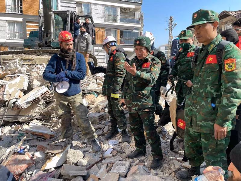 Генерал-майор Фам Ван Ти (в центре) руководит вьетнамскими силами в провинции Хатай (Турция). Фото: ВИА Генерал-майор Фам Ван Ти (в центре) руководит вьетнамскими силами в провинции Хатай (Турция). Фото: ВИА