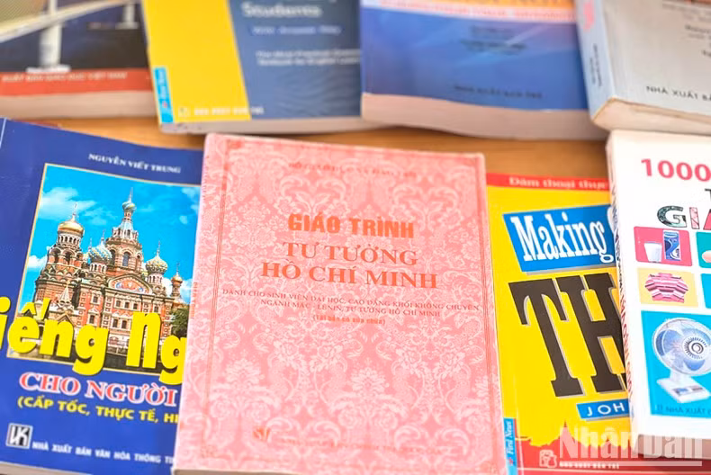 Некоторые книги, представленные на мероприятии. Фото: Суан Хынг Некоторые книги, представленные на мероприятии. Фото: Суан Хынг