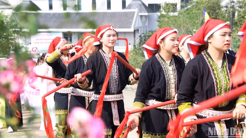 Уличный парад представителей народности Красных Зао. Фото: Куок Хонг