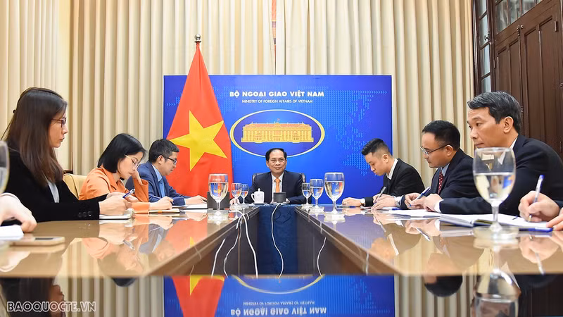 Министр иностранных дел Буй Тхань Шон проводит телефонный разговор. Фото: baoquocte.vn