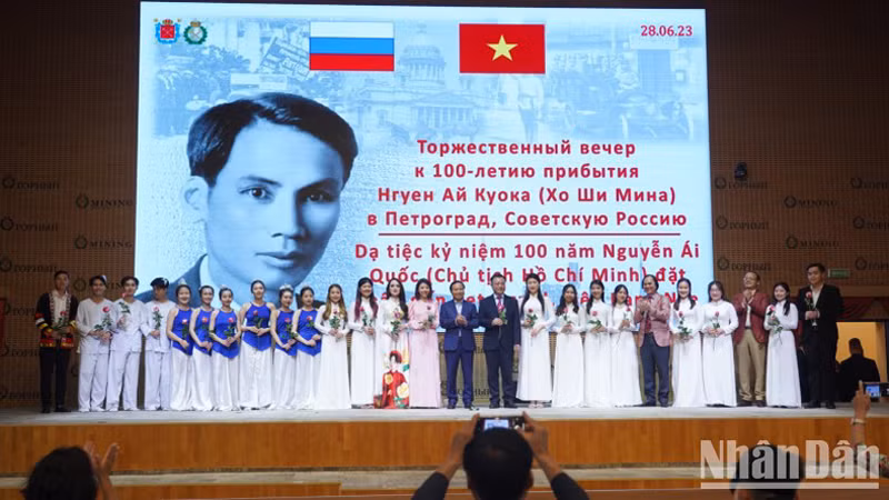 Торжественный вечер, посвященный 100-летию со дня первого прибытия Президента Хо Ши Мина в Петроград. Фото: Тхань Тхэ Торжественный вечер, посвященный 100-летию со дня первого прибытия Президента Хо Ши Мина в Петроград. Фото: Тхань Тхэ