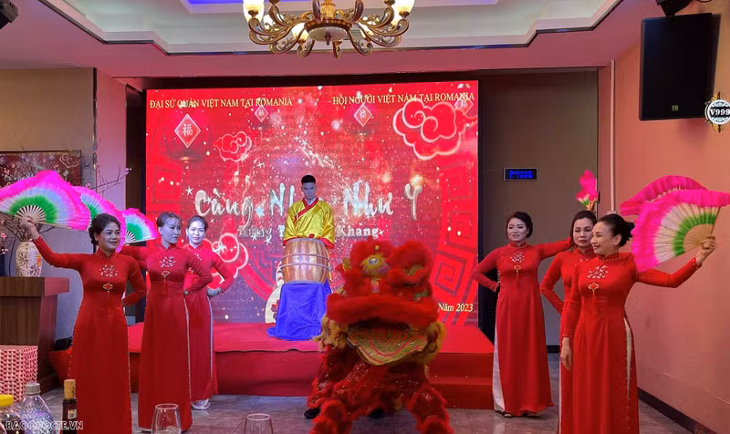 Художественный номер в рамках программы «Весна на Родине» в Румынии. Фото: baoquocte.vn Художественный номер в рамках программы «Весна на Родине» в Румынии. Фото: baoquocte.vn