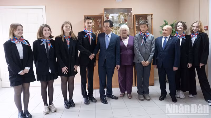 Посол Данг Минь Кхой фотографируется с учениками лицея №488. Фото: Тхань Тхэ Посол Данг Минь Кхой фотографируется с учениками лицея №488. Фото: Тхань Тхэ