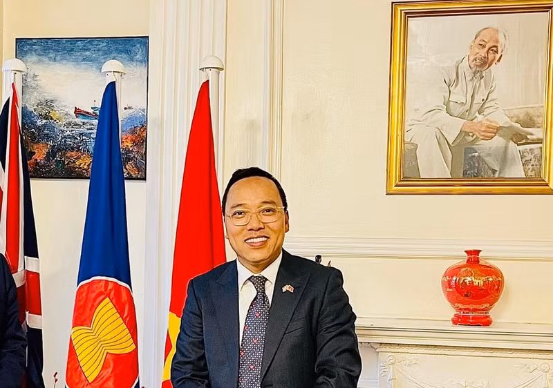 Посол Вьетнама в Великобритании Нгуен Хоанг Лонг. Фото: baoquocte.vn Посол Вьетнама в Великобритании Нгуен Хоанг Лонг. Фото: baoquocte.vn