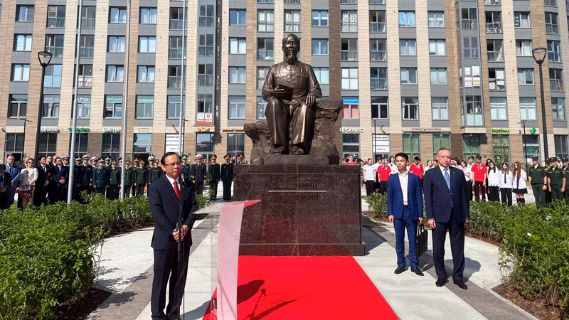 Секретарь Парткома города Хошимина Нгуен Ван Нэн (слева) выступает на церемонии открытия памятника. Фото: Суан Хынг