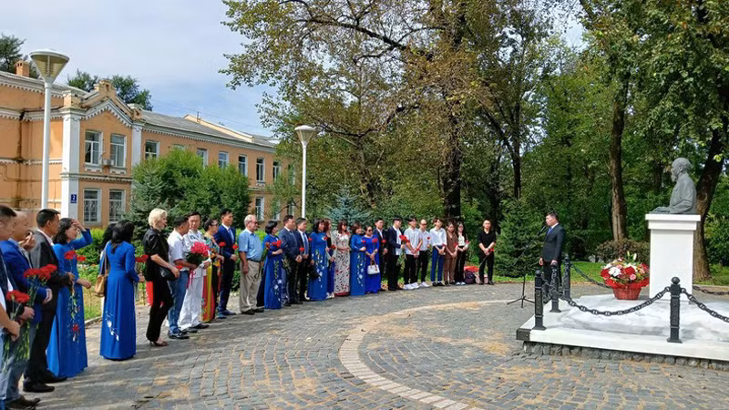Церемония возложения цветов к памятнику Президенту Хо Ши Мину во Владивостоке.