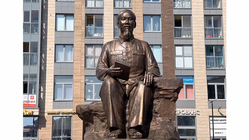 Статуя Дяди Хо имеет высоту 3 м, а пьедестал – 1,5 м. Основная сторона памятника обращена на восток, в сторону Вьетнама. Фото: Суан Хынг