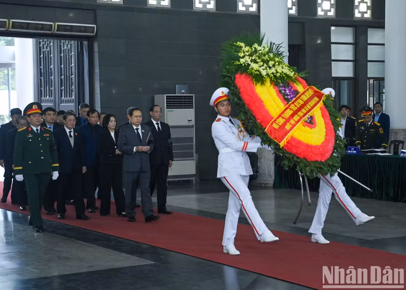Делегация Национального собрания СРВ во главе с Председателем НС Чан Тхань Манем чтит память генерала армии Нгуен Куета. Делегация Национального собрания СРВ во главе с Председателем НС Чан Тхань Манем чтит память генерала армии Нгуен Куета.