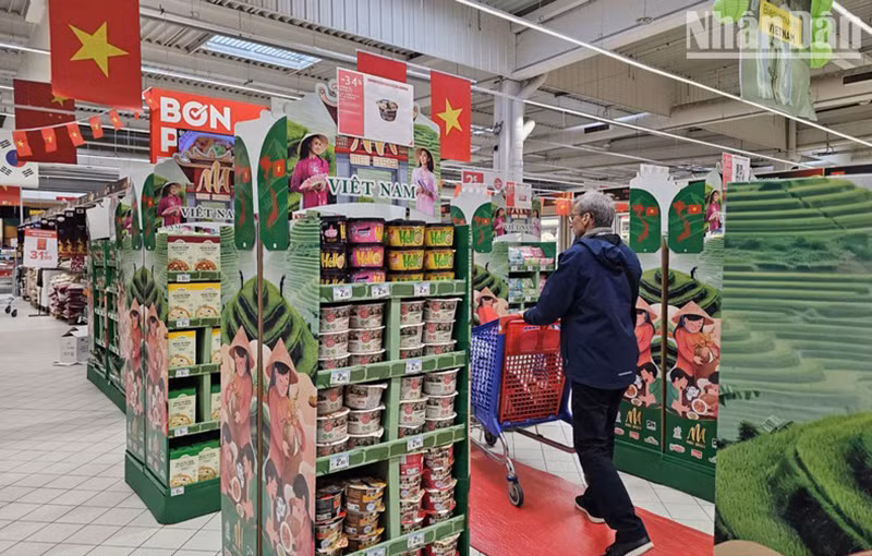 Потребители во Франции все чаще отдают предпочтение вьетнамской продукции из-за ее хорошего качества и красивого дизайна упаковки. Фото: Минь Зюи Потребители во Франции все чаще отдают предпочтение вьетнамской продукции из-за ее хорошего качества и красивого дизайна упаковки. Фото: Минь Зюи